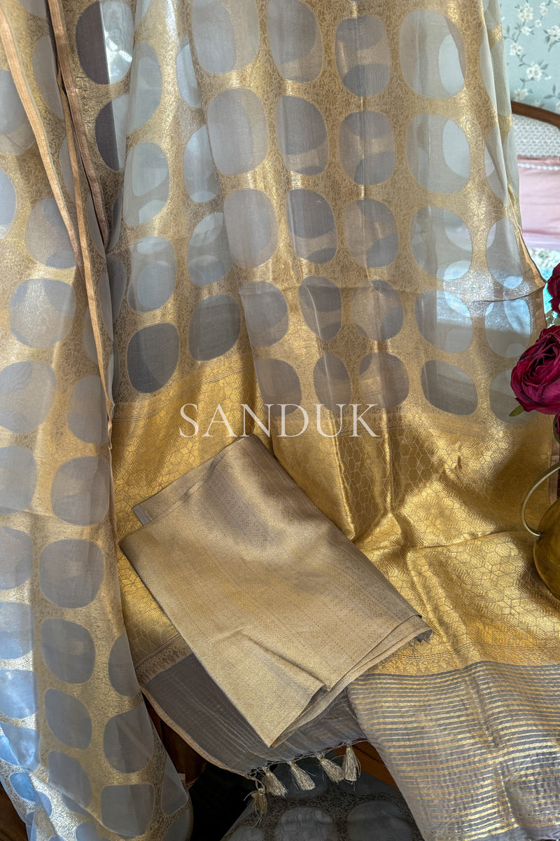 Manika Kora (Saree)